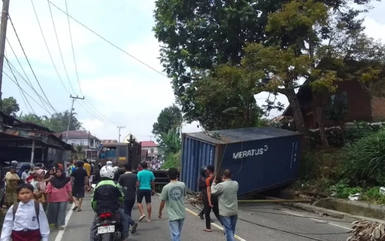 Terlihat dua truk yang terlibat tabrakan di Jalan Raya Nor. Koto Tuo Nagari Panyalaian Kecamatan X Koto Kabupaten Tanahdatar, Selasa siang (8/10/2024). (dok : istimewa)