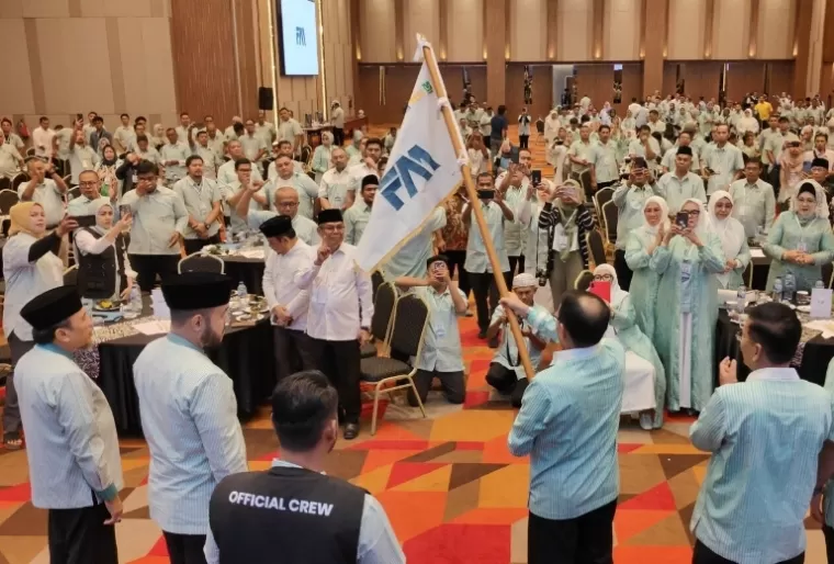 Paslon Wali Kota dan Wakil Wali Kota Padang, Fadly-Maigus bersama tim pemenangnya di Padang, Sabtu (20/10/2024). (dok : istimewa)