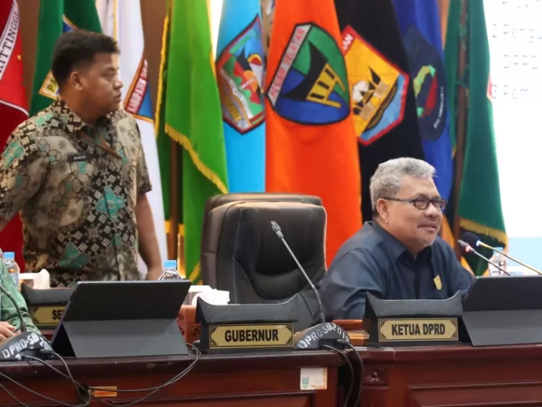 Ketua DPRD Sumbar Muhidi pimpin rapat paripurna pembentukan AKD DPRD Sumbar di ruang sidang utama gedung dewn itu, Kamis siang (10/10/2024). IST