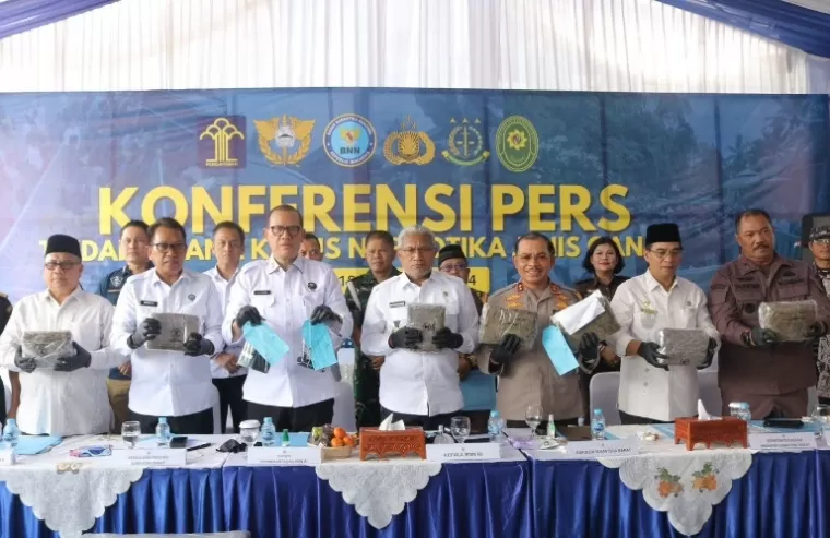 Sekprov Sumbar Erinaldi bersama Ketua DPRD Sumbar, Muhidi saat konferensi pers tindak pidana kasus narkotika jenis ganja, di BNN Provinsi Sumbar, Jumat (18/10/2024). (dok : arunala.com)
