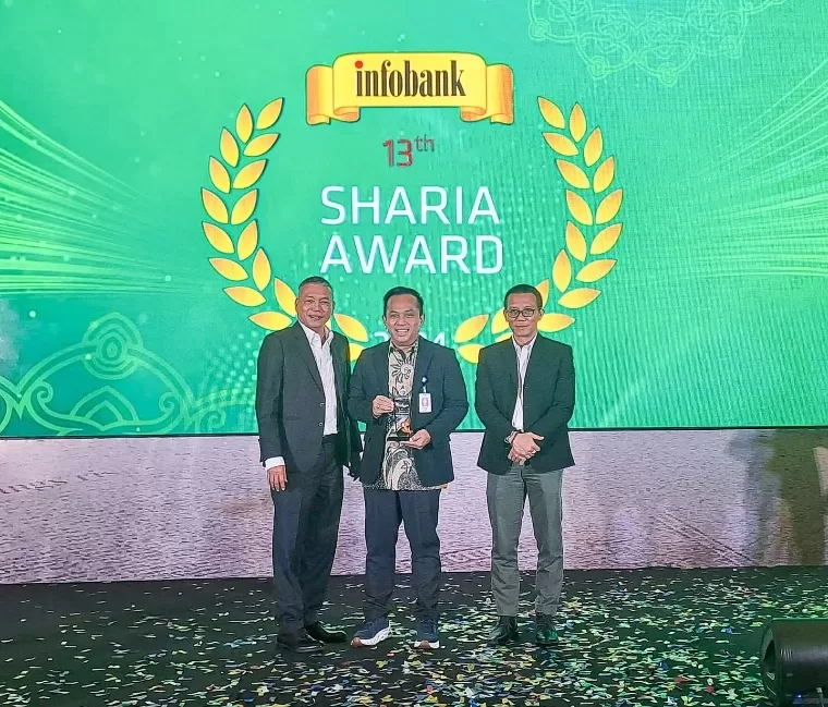 Dirut sekaligus Pjs Direktur Kredit dan Syariah Bank Nagari Gusti Candra menerima penghargaan The Best Performance Sharia Banking Business Unit 2024 di Shangri-La Hotel, Jakarta, Kamis (3/10/2024). Humas Bank Nagari