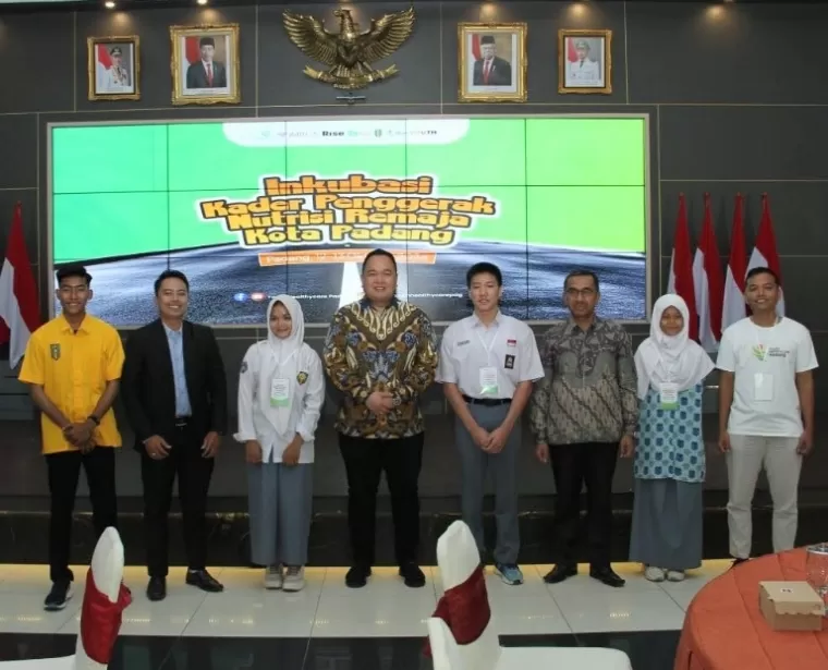 Wakil Ketua DPRD Sumbar, Nanda Satria bersama pelajar SMA di Kota Padang dalam acara Youth Healtycare Padang di Auditorium Gubernur Sumbar, Sabtu (12/10/2024) siang. (dok: humas dprd sumbar)