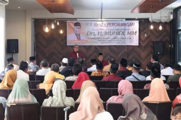 Ketua DPRD Sumbar, Muhidi bersama sejumlah anggota komunitas di Kota Padang saat lakukan reses, Rabu (30/10/2024). (dok : istimewa)