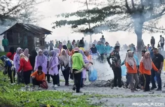Hari Kedua, G1491 Bersihkan Taman Ayunan Pantai Kata