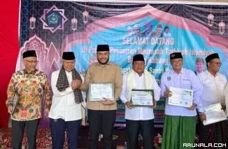 Peduli Santri, Fadly Amran Terima Penghargaan