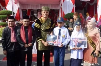 Siswa Kurang Mampu Dapat Bantuan Seragam dari Pemko Pariaman