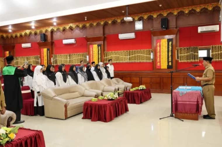 Pj Sekko Pariaman Yamuni Rizal melantik 19 pejabat fungsional pemko, Senin (21/10/2024). (dok : istimewa)
