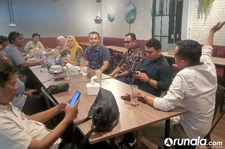 Junior Manager Komersial PT Pelindo Regional II Teluk Bayur, Anindito bersama jajarannya saat bincang-bincang dengan sejumlah media di Padang,  Kamis (21/11/2024). (dok : arunala.com)
