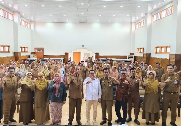 Komisioner KI Sumbar, Idham Fadhli bersama pihak sekolah saat bimtek lanjutan monev KIP di Padang, Selasa (3/9/2024). IST
