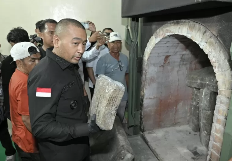 Plt Gubernur Sumbar Audy Joinaldy ikut hadir dalam pemusnahan barang bukti ganja hasil tangkapan BNNP Sumbar di Krematorium HBT, Bukit Sentiong, Gunung Padang, Kamis (31/10/2024). (dok : istimewa)