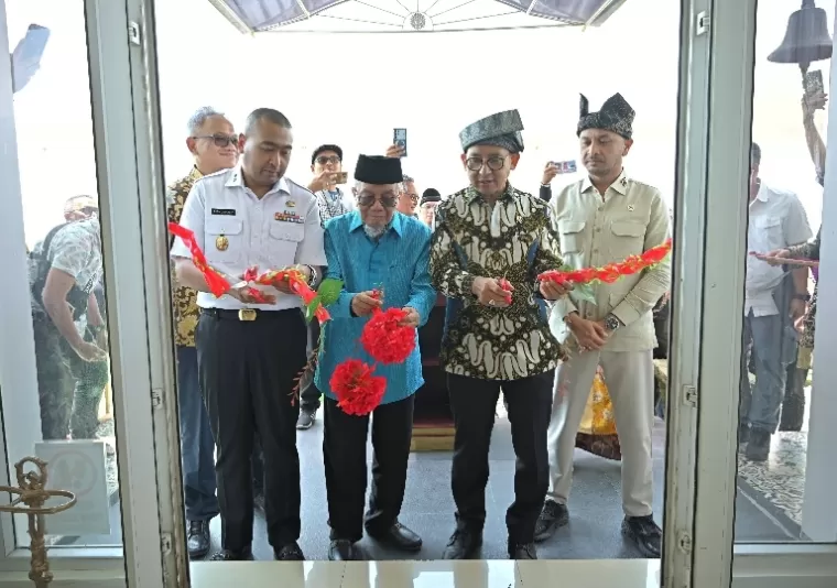 Plt Gubernur Audy Joinaldy ber Menbud Fadli Zon dan Sastrawan asal Sumbar, Taufiq Ismail meresmikan keberadaan Museum Sastra Indonesia di Kompleks Aia Angek Cottage, Kabupaten Tanahdatar, Rabu (30/10/2024). (dok : istimewa)