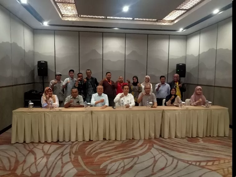 Direktur Utama Bank Nagari Gusti Candra, Direktur Operasional Asbanda, Subekti Heriyanto, Direktur Eksekutif Asbanda, Wimran Ismaun bersama awak media. IST