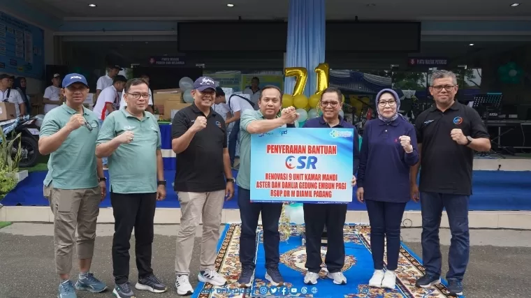 Direktur Utama Bank Nagari Gusti Candra menyerahkan bantuan CSR ke Direktur Utama RSUP Dr M Djamil Dr dr Dovy Djanas SpOG KFM MARS FISQua saat Perayaan HKN-ke-60 dan HUT ke-71 RSUP Dr M Djamil, Sabtu (23/11/2024). IST