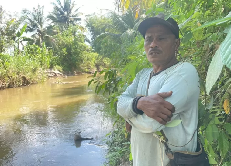 Ketua Pokmaswas Nagari Sintuak, Martoni di tempat budi daya ikan garing yang dikelola kelompoknya, Selasa (12/11/2024). IST