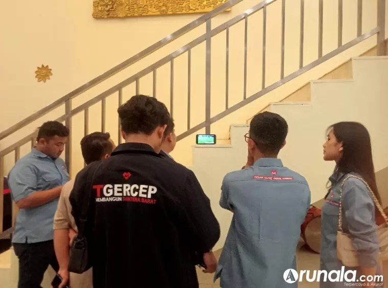 Beberapa pengunjung debat publik paslon Gubernur dan Wakil Gubernur Sumbar menyempatkan diri saksikan pertandingan sepakbola Indonesia melawan Arab Saudi, Selasa malam (19/11/2024). (dok : arunala.com)