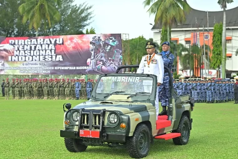 Plt Gubernur Sumbar Audy Joinaldy memeriksa barisan saat peringatan HUT TNI ke-79 di halaman Istana Gubernuran, Sabtu (5/10/2024). (dok : istimewa)