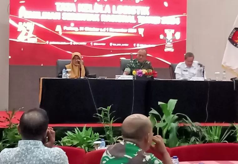 BIN daerah Sumbar melalui Letkol Adm Andriyani paparkan potensi kerawanan pemilihan serentak di Sumbar saat rakor tata kelola logistik pemilihan yang diadakan KPU Sumbar di Padang, Kamis sore (31/10/2024). (dok : arunala.com)