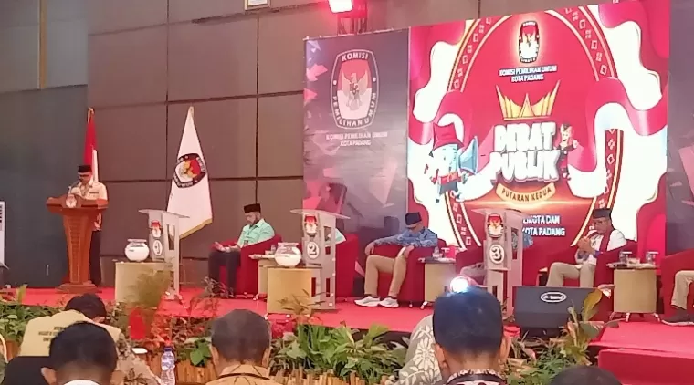 Ketua KPU Kota Padang, Dori Putra saat membuka debat publik putaran dua calon Wali Kota dan Wakil Wali Kota, di Padang, Jumat malam (15/11/2024). (dok : arunala.com)
