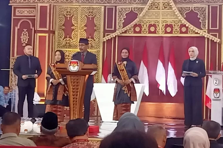Ketua KPU Sumbar Surya Efitrimen saat membuka pelaksanaan debat publik tahap kedua paslon Gubernur dan Wakil Gubernur Sumbar, di Padang, Selasa malam (19/11/2024). (dok : arunala.com)