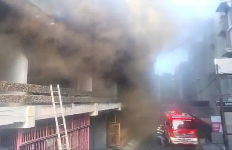 Kepulan asap tebal saat terjadi kebakaran pada salah satu ruko yang terbakar di Komplek Nusantara Building Padang, Jumat sore (8/11/2024). (dok : istimewa)