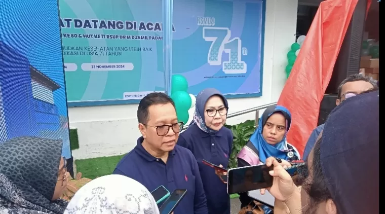 Dirut RSUP Dr M Djamil Padang Dr dr Dovy Djanas SpOG KFM MARS FISQua diwawancarai media saat peringatan HUT ke-71 RSUP M Djamil, Sabtu (23/11/2024). (dok : arunala.com)