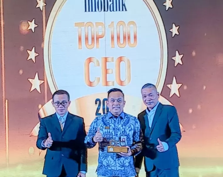 Direktur Utama Bank Nagari Gusti Candra (tengah) meraih penghargaan bergengsi Top 100 CEO 2024 dari Infobank Media Group. Humas Bank Nagari