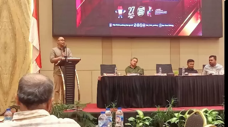 Ketua KPU Kota Padang Dori Putra jelaskan tahapan pemungutan dan suara pilkada 2024 pada sejumlah wartawan di salah satu hotel di Padang, Minggu sore (24/11/2024). (dok : arunala.com)