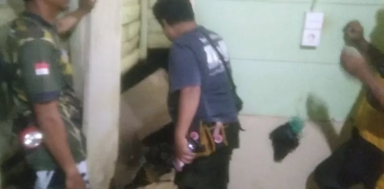 Petugas TRC PB BPBD Kota Padang berikan bantuan pada warga yang rumahnya kena banjir rob di Kelurahan Air Manis, Selasa malam (19/11/2024). (dok : istimewa)