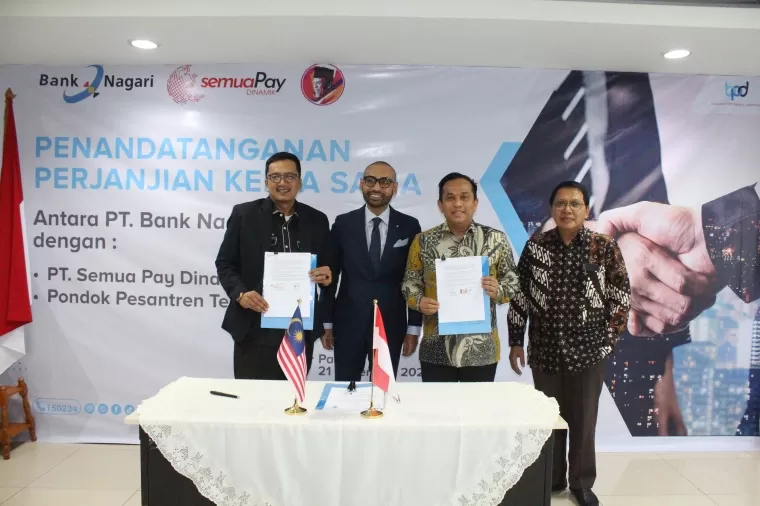 Dirut Bank Nagari Gusti Candra bersama CEO Semua Pay Digital, Dato' KM memperlihatkan nota kesepahaman, Kamis (21/11/2024). Humas Bank Nagari