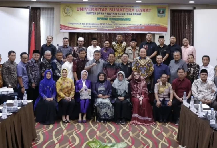 Wakil Ketua DPRD Sumbar Evi Yandri Rajo Budiman saat buka bimtek pendalaman tugas DPRD Sumbar, di Bukittinggi, Kamis (7/11/2024). IST