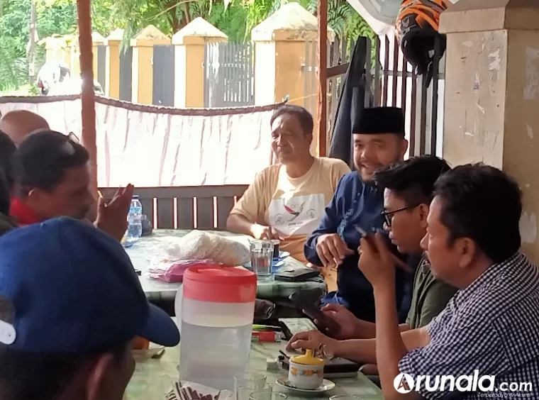 Calon Wali Kota Padang, Fadly Amran saat bersama rekan-rekan media dari grup Teh Talua di Padang, Kamis siang (28/11/2024). (dok : arunala.com)