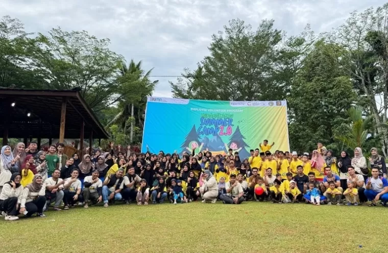 Pihak API KC BIM bersama 100 orang anak yatim di acara Minangkabau Summer Camp 2.0 di salah satu lokasi kemping di Lubuk Minturun, Kota Padang belum lama ini. (dok : istimewa)