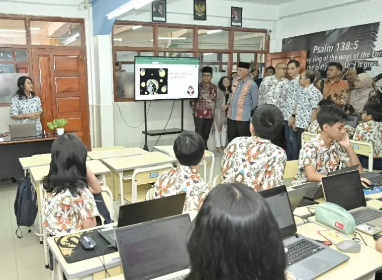 Gubernur Sumbar Mahyeldi saat meninjau Sekolah Kristen Kalam Kudus Padang sebagai Google Reference School (GRS), Kamis (28/11/2024). IST