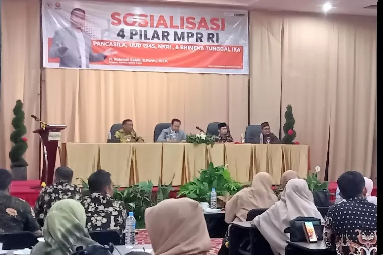Anggota DPR RI, Rahmat Saleh sosialisasikan 4 Pilar MPR RI kepada 100 an guru Agama di Sumbar, yang diadakan di salah satu hotel di Padang, Minggu (24/11/2024). (dok : arunala.com)