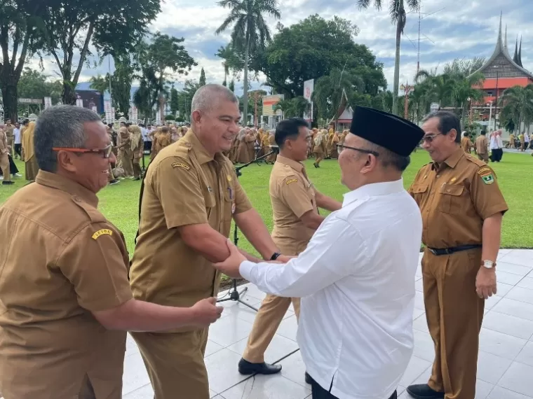 Para staf dan pegawai di lingkup kantor Gubernur Sumbar beri salam perpisahan kepada Hansastri yang pindah tugas jadi Dosen, Senin pagi (14/10/2024). (dok : istimewa)