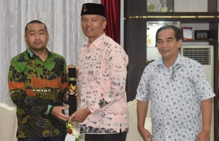 Roberia saat menerima perpanjangan jadi Pj Wali Kota Pariaman dari Plt Gubernur Sumbar Audy Joinaldy di Padang, Selasa malam (14/10/2024). (dok : istimewa)