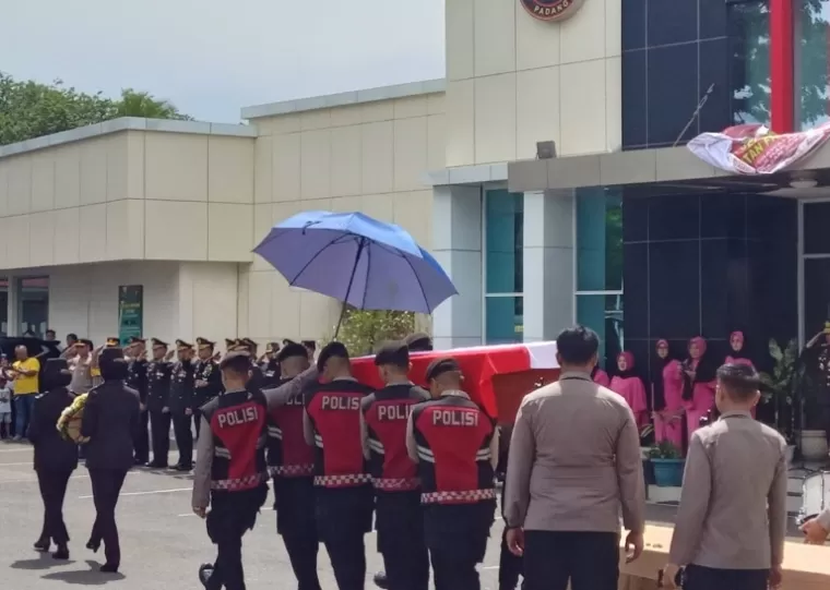 Jenazah AKP Ryanto Ulik Anshar siap diberangkatkan menuju Makasar dari Rumah Sakit Bhayangkara Polda Sumbar, Jumat (22/11/2024). IST