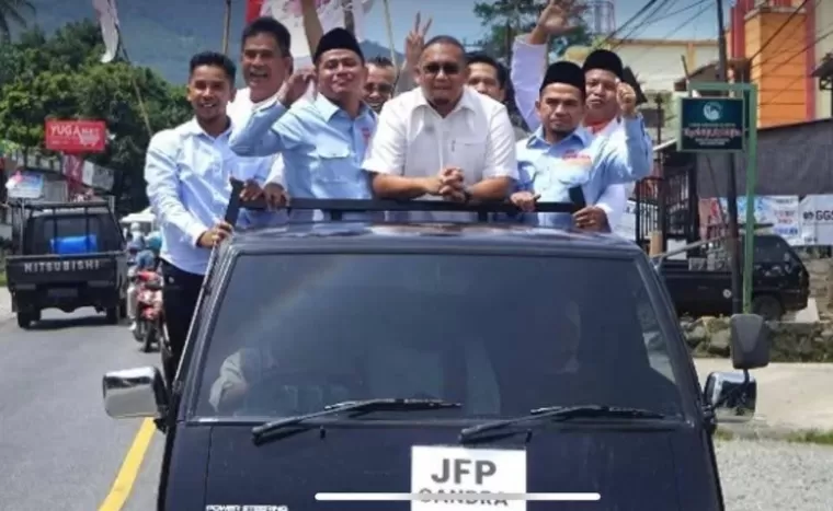 Anggota DPR RI asal Sumbar Andre Rosiade dampingi paslon JFP-Candra yang maju jadi calon Bupati dan Wakil Bupati Solok saat kampanye. IST