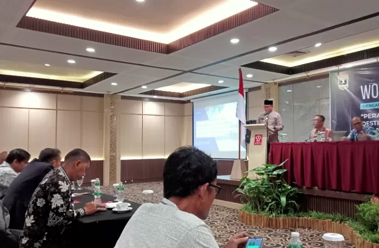 Kepala Biro Adpim Setprov Sumbar, Mursalim saat membuka workshop jurnalis yang mengupas pengembangan pariwisata Sumbar, di Padang, Jumat (1/11/2024). (dok : arunala.com)