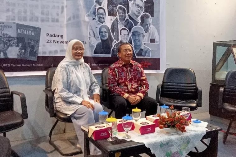 Putri Sastrawan A.A. Navis, Gemala Ranti bersama Kepala Dinas Kebudayaan Sumbar Jefrinal saat hadiri diskusi Sastra peringatan 100 tahun A.A. Navis di Taman Budaya Sumbar, Sabtu (23/11/2024). (dok : arunala.com)