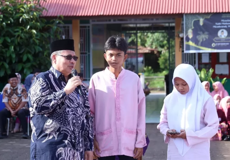 Ketua DPRD Sumbar Muhidi saat berikan motivasi pada salah seorang siswa SMAN 16 Padang, Jumat (15/11/2024). IST