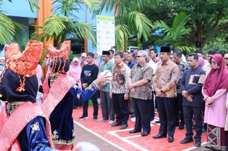 Ketua DPRD Sumbar Muhidi dan rombongan saat kunjungi SMAN 3 Painan, Sabtu (2/11/2024). (dok : istimewa)