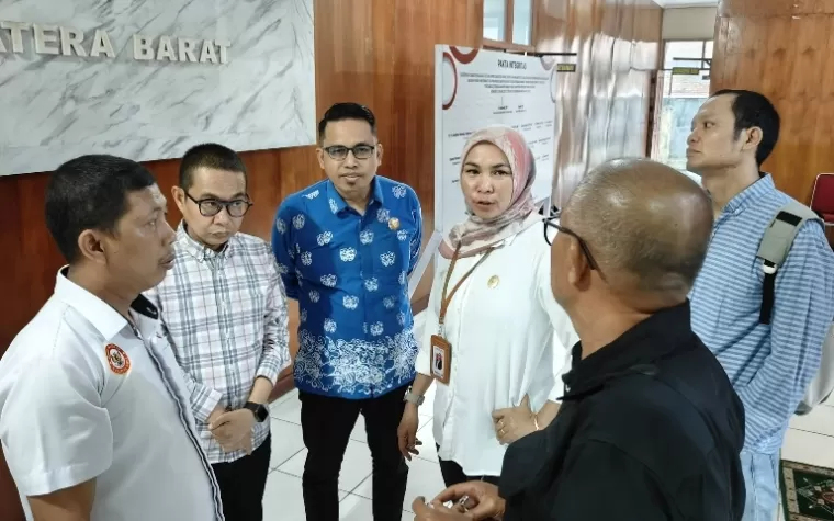 Ketua KI Sumbar, Musfi Yendra dan Ketua PJKIP Sumbar Almudazir bicarakan sinergitas saat silaturahmi, Senin (19/8/2024). IST