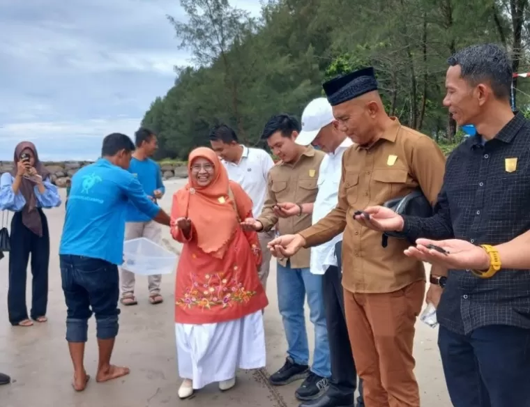 Komisi II DPRD Sumbar saat kunjungan kerja pada UPTD KPSDKP Sumbar di Kota Pariaman, belum lama ini. IST