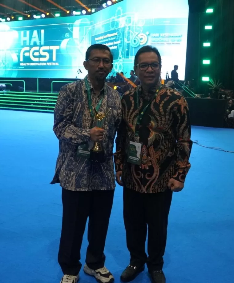Dr dr Andani Eka Putra MSc bersama Dirut RSUP Dr M Djamil Dr dr Dovy Djanas SpOG KFM MARS FISQua usai menerima penghargaan pada Festival Inovasi Kesehatan di JCC, Jakarta, Jumat (8/11/2024). Humas RSUP Dr M Djamil
