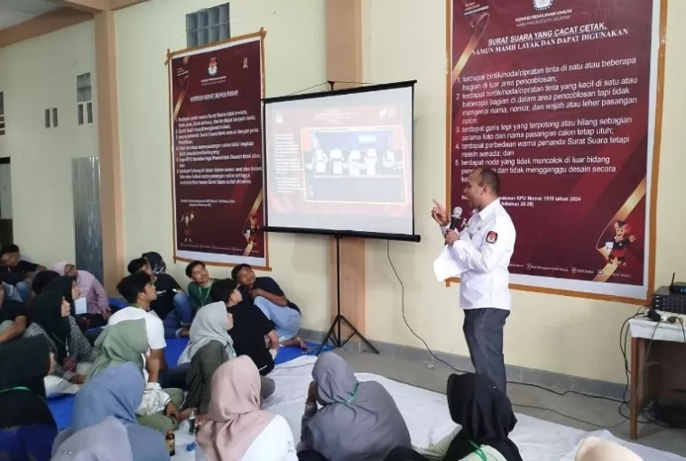 Petugas Sekretariat KPU Solsel, saat berikan arahan pada anggota yang lakukan sortir lipat surat suara pilkada serentak 2024. (dok : arunala.com)