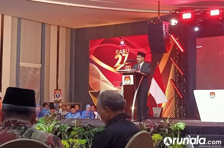 Ketua KPU Sumbar, Surya Efitrimen saat membuka debat publik putaran pertama calon Gubernur dan Wakil Gubernur Sumbar di Mercure Hotel, Rabu malam (13/11/2024). (dok : arunala.com)