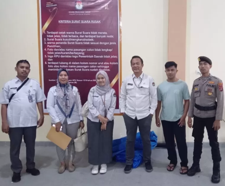 Kabag Keuangan, Umum dan Logistik KPU Sumbar, Aan Wuryanto bersama tim pantau proses sortir lipat surat suara pilkada 2024 di Solsel, Senin (4/11/2024). (dok : arunala.com)