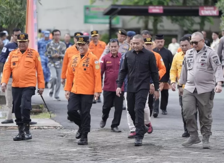 Plt Gubernur Audy Joinaldy saat menyambut Kepala Basarnas Marsma TNI Kusworo di Padang, Kamis (31/102024). (dok : istimewa)