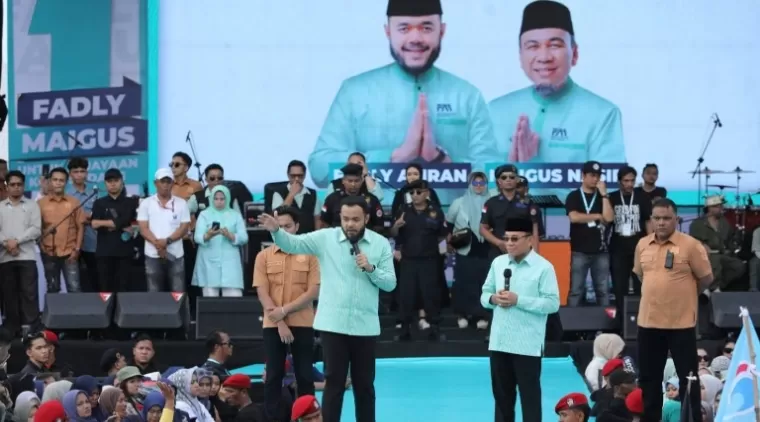 Paslon Wali Kota dan Wakil Wali Kota Padang nomor urut 1, Fadly Amran-Maigus Nasir, ditengah para pendukungnya saat kampanye akbar di kawasan Danau Cimpago Padang, Sabtu siang (23/11/2024). IST